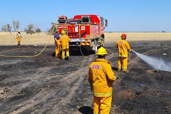 CFA volunteers help in SA firefight